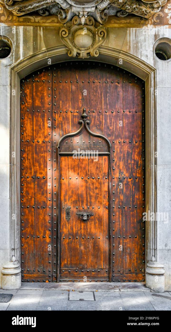 Casa Solà-Morales (porte en bois), route de l'architecture moderniste à Olot, un joyau catalan, plein d'histoire, de culture et de patrimoine Banque D'Images