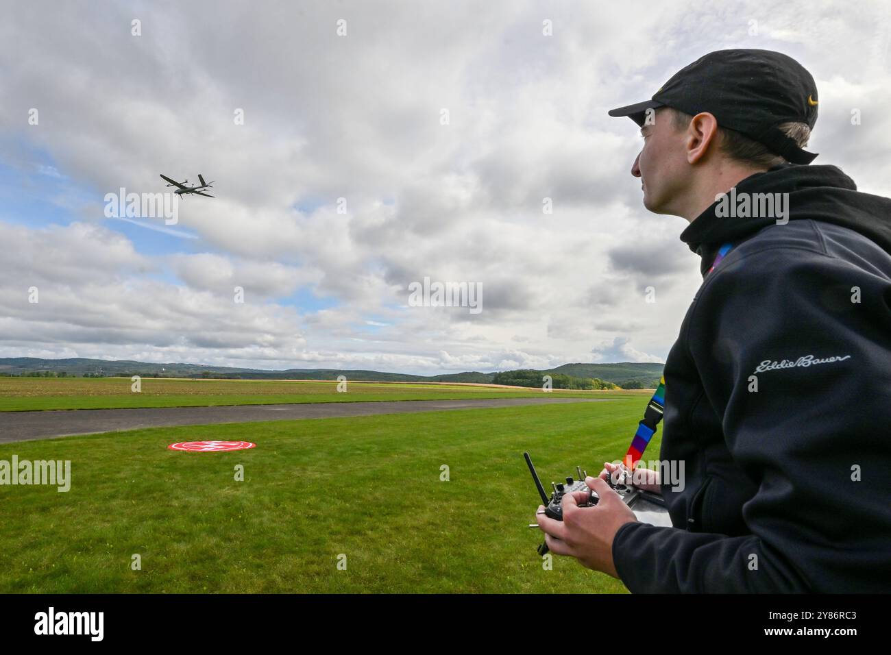 Budkovice, République tchèque. 03 Oct, 2024. Le pilote Jan Klouda est vu lors d'une démonstration en vol de nouveaux drones du centre de recherche et développement d'Honeywell, à Budkovice, district de Brno-Country, République tchèque, le 3 octobre, 2024. crédit : Vaclav Salek/CTK photo/Alamy Live News Banque D'Images