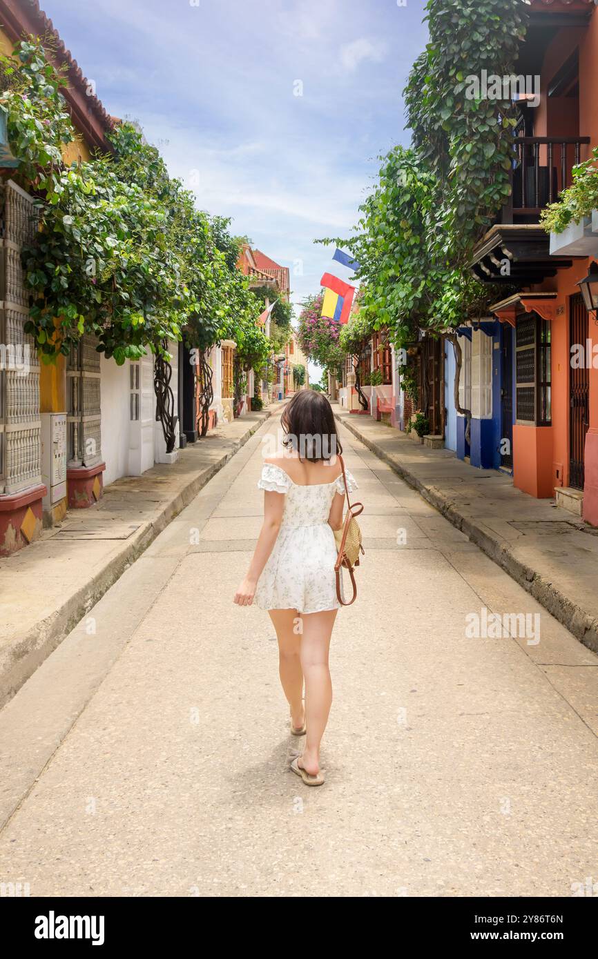 Jeune femme marchant sur la ville fortifiée de Cartagena de Indias, Colombie rues le matin. Banque D'Images