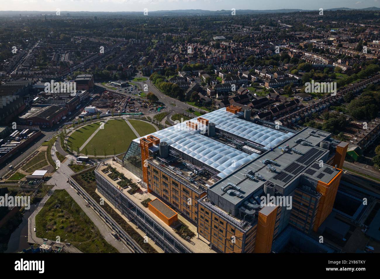 Smethwick, Sandwell, 3 octobre 2024. Le Midland Metropolitan Hospital de Smethwick, près de Birmingham, ouvrira ses portes le dimanche 6 octobre, avec six ans de retard. Le site du super hôpital, coûtant 988 millions de livres, devait être terminé en octobre 2018 avant que Carillion ne s'effondre dans l'administration. L'hôpital, situé à 4 miles du centre-ville de Birmingham, a ensuite été en proie à des problèmes après qu'une grue s'est effondrée dans le bâtiment pendant la construction en 2019, puis le site a été affecté par des retards du coronavirus avec une deuxième date de livraison de 2022 également passée. La façade a également dû être remplacée en t Banque D'Images