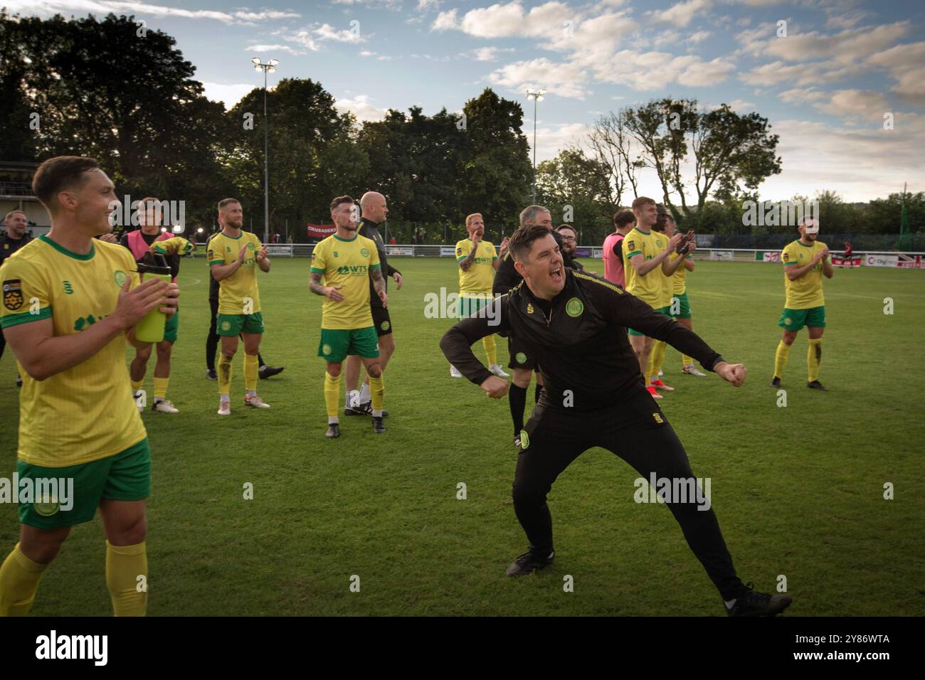 Le Home manager Richard Davies célèbre la victoire de son équipe au coup de sifflet final alors que Caernarfon Town (en jaune) affronte les Crusaders dans une Europa Conference F. Banque D'Images