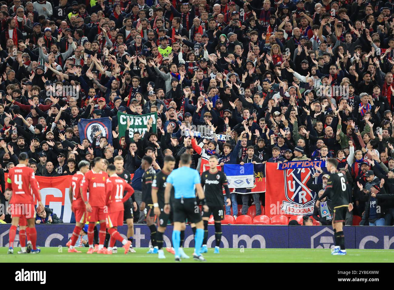 Anfield, Liverpool, Merseyside, Royaume-Uni. 2 octobre 2024. Ligue des champions de football, Liverpool contre Bologne ; les supporters de Bologne encouragent leur équipe crédit : action plus Sports/Alamy Live News Banque D'Images