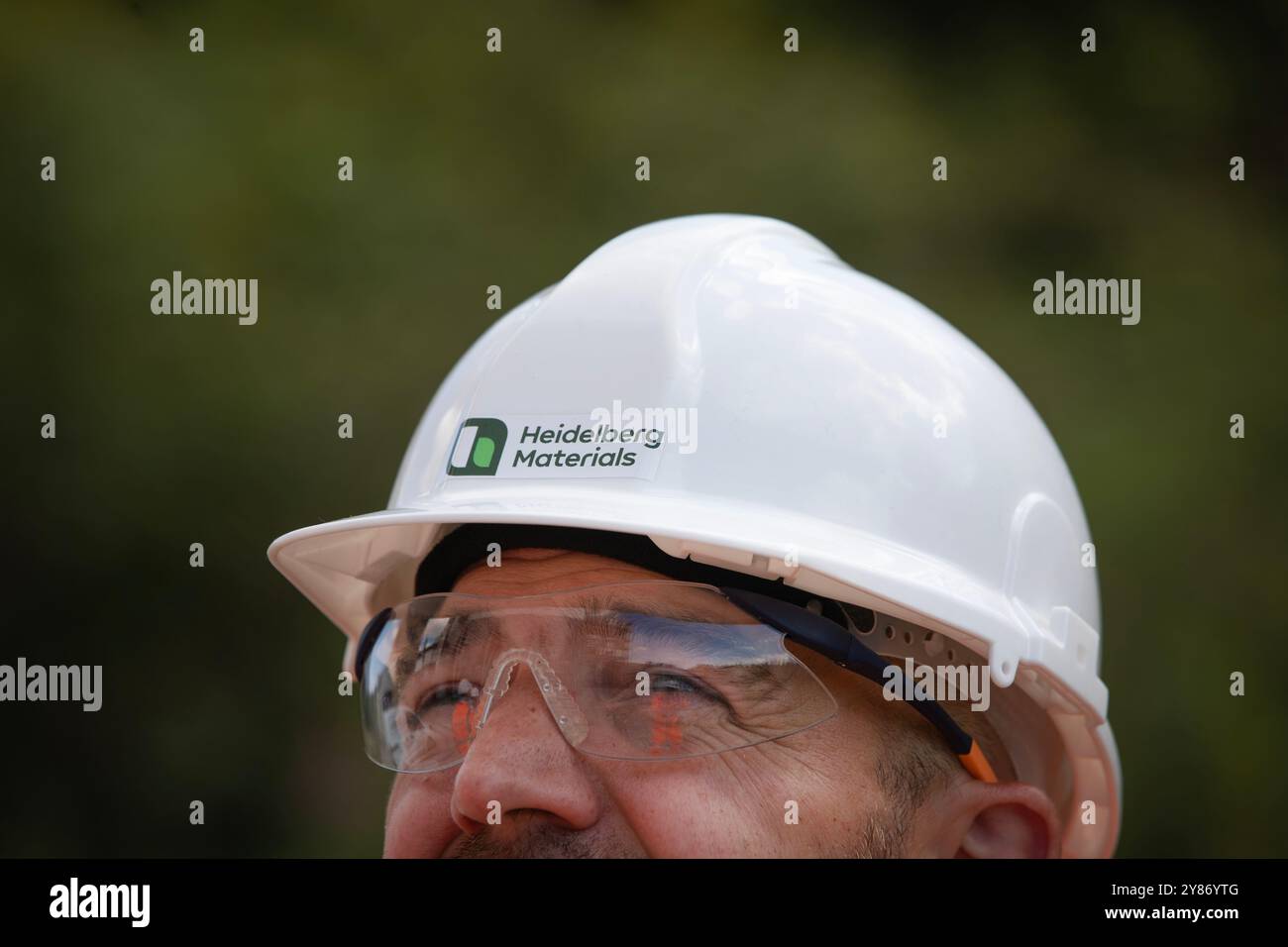 Un travailleur avec la nouvelle marque de l’entreprise sur le site de production de l’usine Padeswood de Heidelberg Materials à Mold, Flintshire, au nord du pays de Galles. Heidelber Banque D'Images