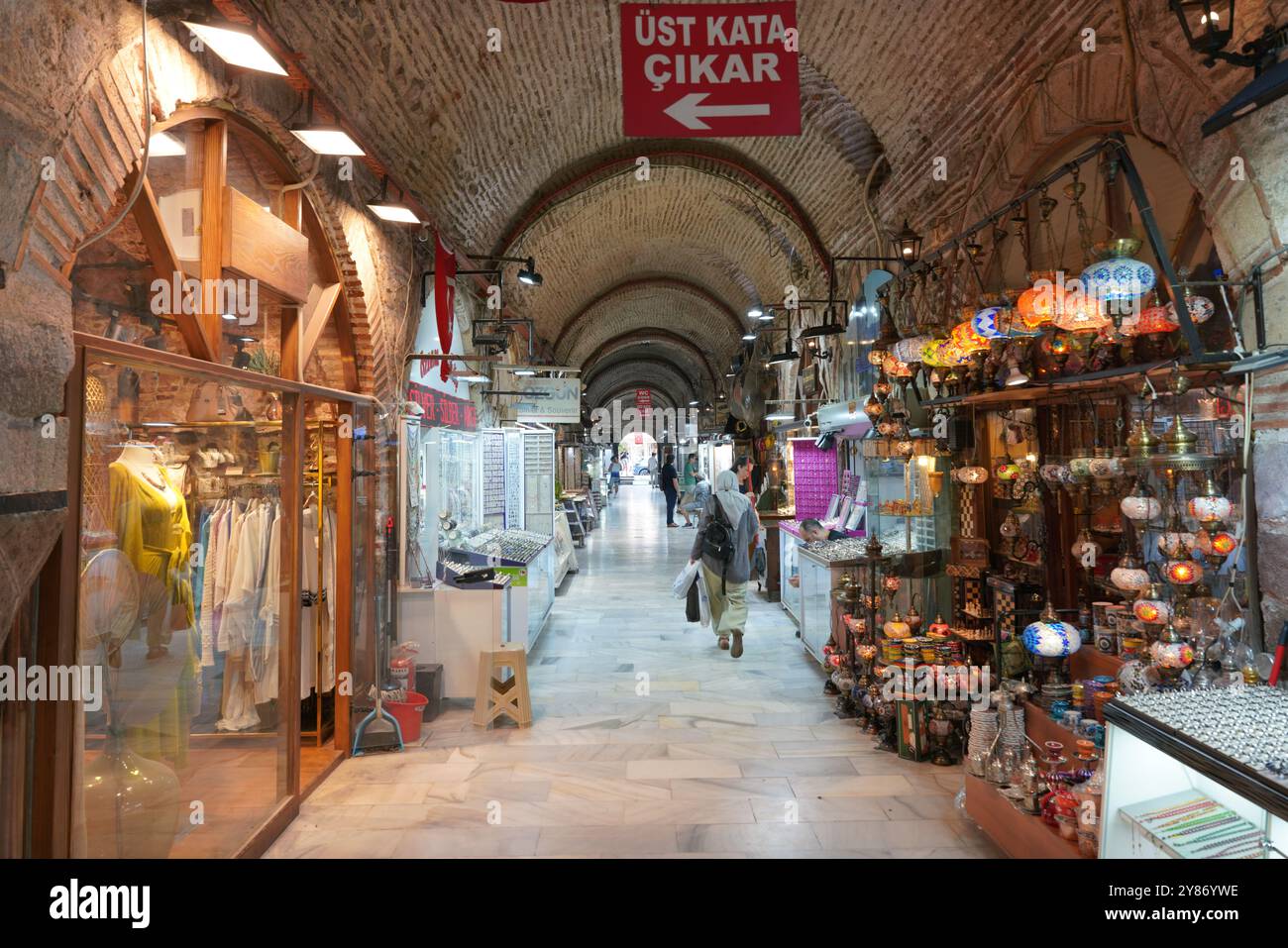 IZMIR, TURKIYE - 04 JUILLET 2023 : les gens magasinent dans le vieux bazar de Kizlaragasi où a été construit en 1744 et l'un des plus populaires bazar traditionnel d'Iz Banque D'Images