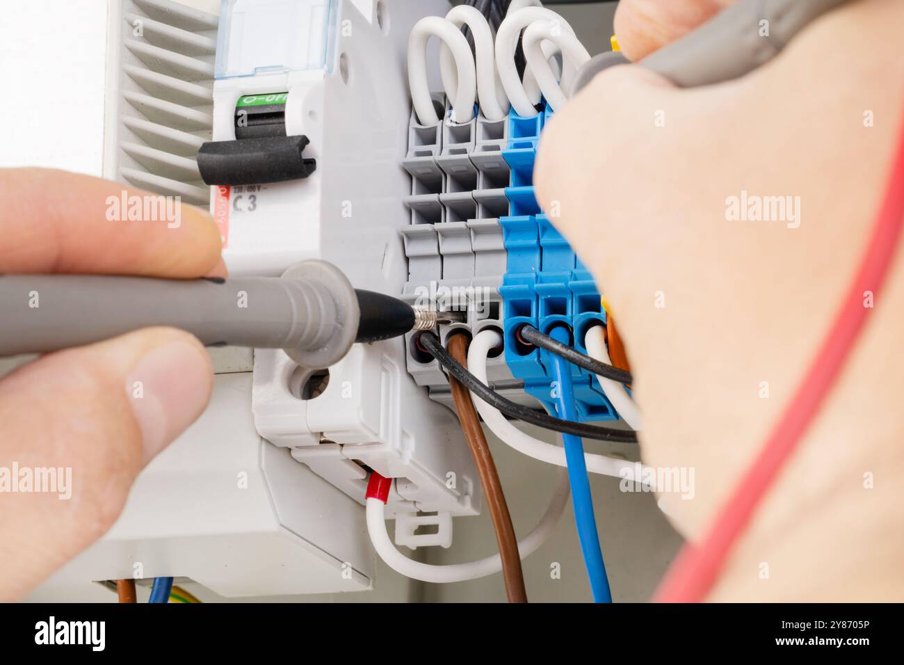 Test des connexions électriques dans le panneau de bornier Banque D'Images