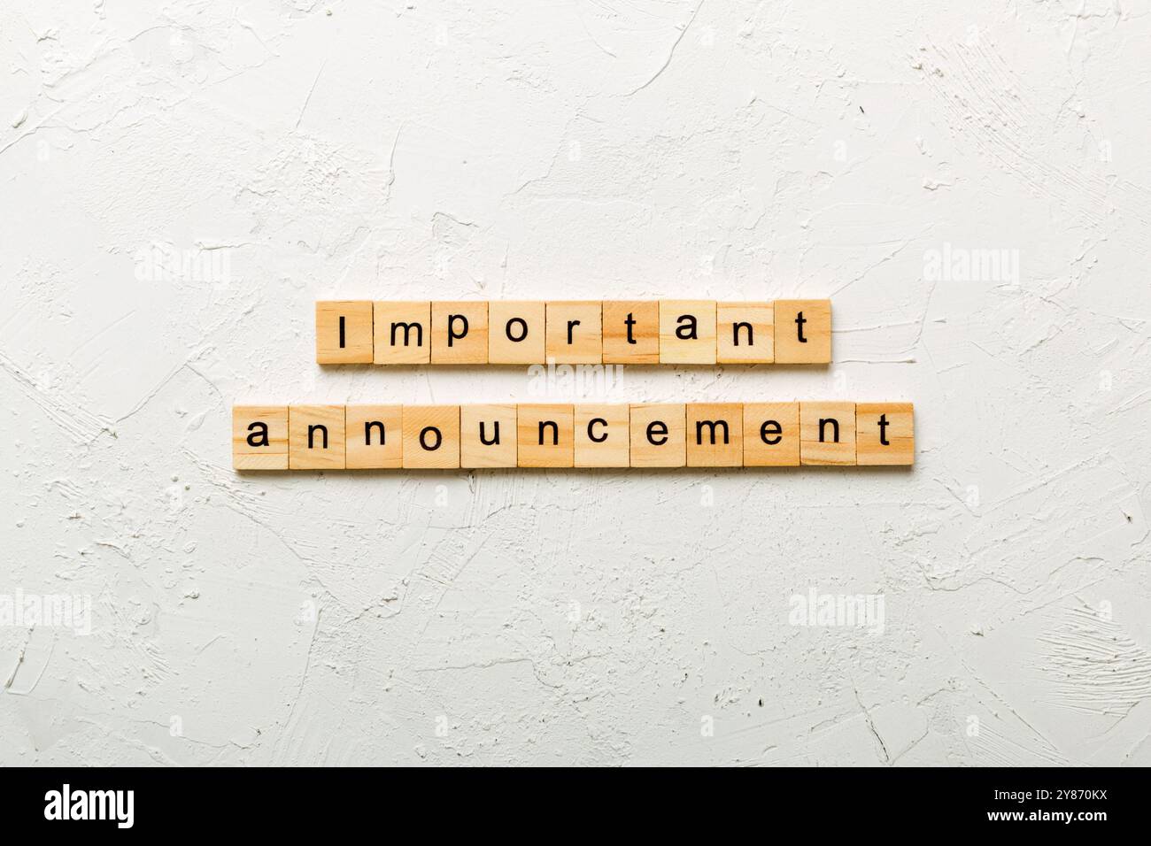 Mot d'annonce important écrit sur le bloc de bois. Texte d'annonce important sur la table de ciment pour votre conception, vue du dessus. Banque D'Images