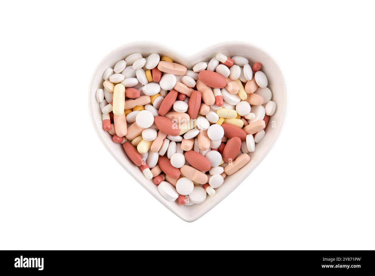 Plaque en forme de coeur avec tas de pilules de médecine ou de suppléments alimentaires isolés sur fond blanc Banque D'Images