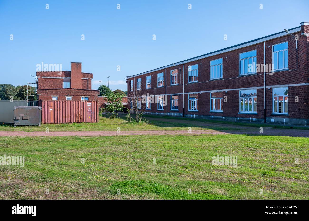 Casernes militaires et champs d'herbe, Louvain, Brabant flamand, Belgique, SEP 21, 2024 Banque D'Images