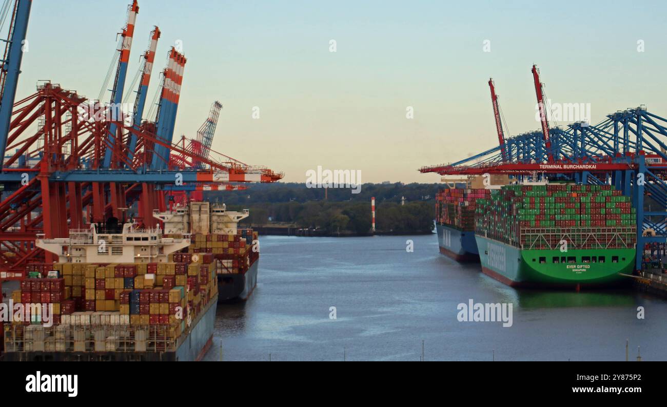 Blick auf große Containerfrachter im Waltershofer Hafen, Teil des Hamburger Hafens. *** Vue de grands cargos de conteneurs à Waltershofer Hafen, dans le port de Hambourg Banque D'Images