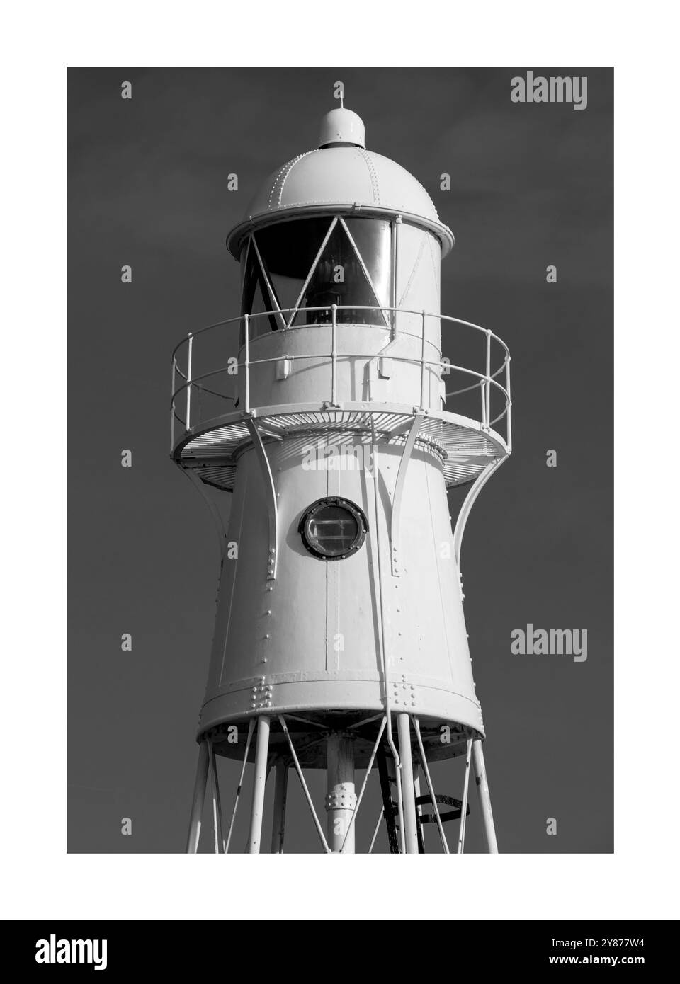 Nuages sombres et orageux sur des feuilles vertes sur les arbres et l'herbe cuite au soleil jaune Banque D'Images