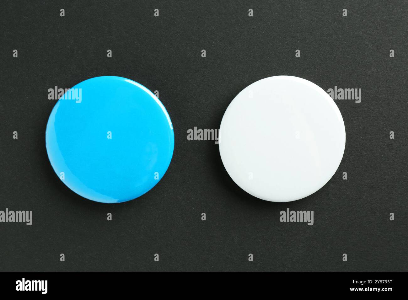 Badges de bouton sur fond noir, pose à plat. Maquette pour le design Banque D'Images