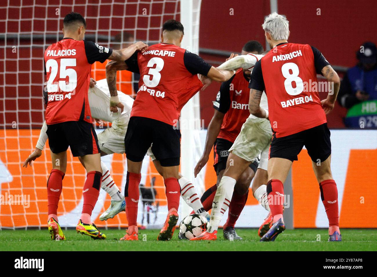 Leverkusen, Deutschland, UEFA Champions League, Journée 2, Bayer 04 Leverkusen - AC Milan 1-0 01. 10. 2024 in der Bay-Arena in Leverkusen Exequiel PALACIOS (LEV) ,Piero Martin HINCAPIE (LEV) und Robert ANDRICH (LEV) v.Li.n.re.- Foto : Norbert Schmidt, Duesseldorf Banque D'Images