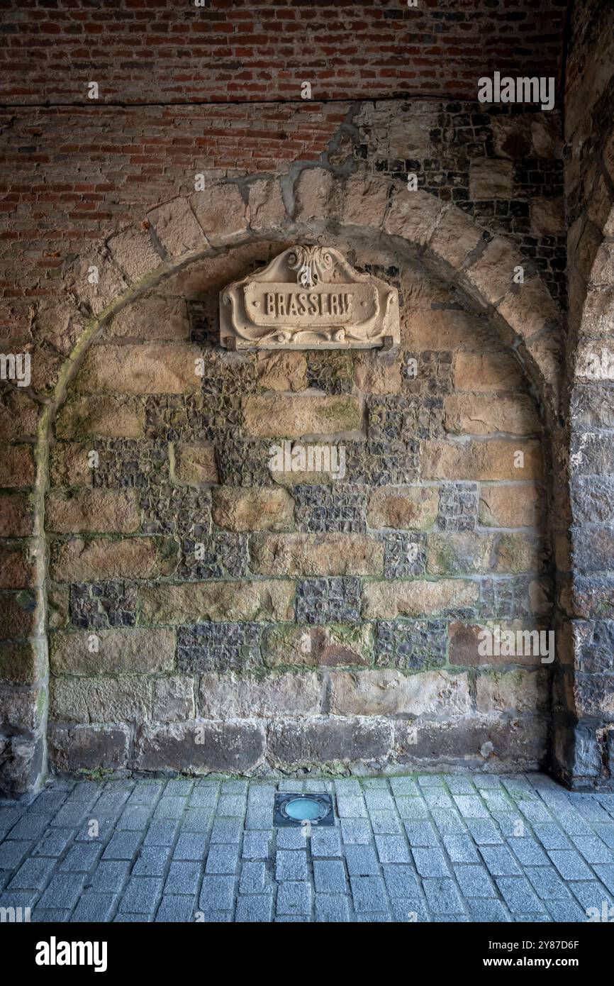 Le Treport, France - 09 16 2024 : Voir la brasserie en pierre ancêtre de l'enseigne publicitaire du Musée du Vieux Treport depuis la rue Anguainerie Banque D'Images