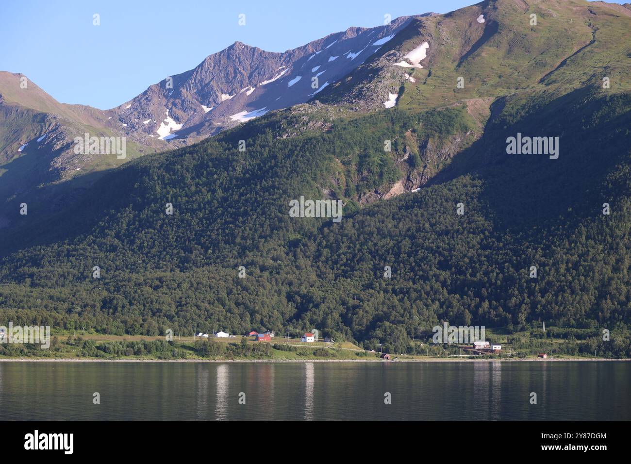 Paysage côtier fantastique avec cascade dans la région de Troms au nord de la Norvège Banque D'Images