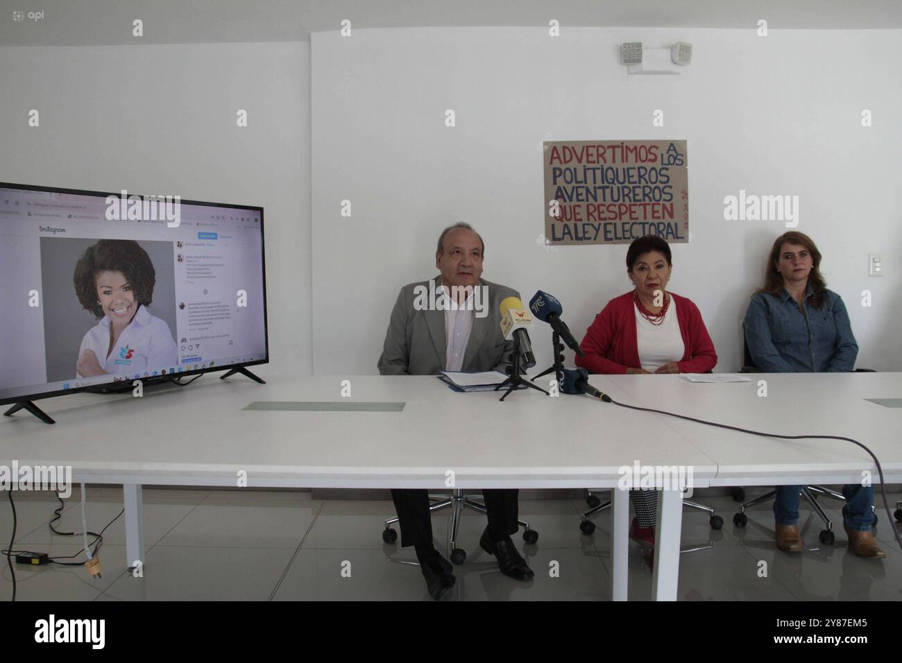 Octobre 03 Colectivo Ciudadano Abraham Heredia, Ida Paez et Yahaira Vasquez ont dénoncé une possible fraude électorale par l'Assemblée Paola Cabezas QUITO PICHINCHA ECUADOR POL INFRACCIONELECTORAL 1c4023651e94a76fba45b3e3046c51f Copyright : xHENRYxLAPOx Banque D'Images