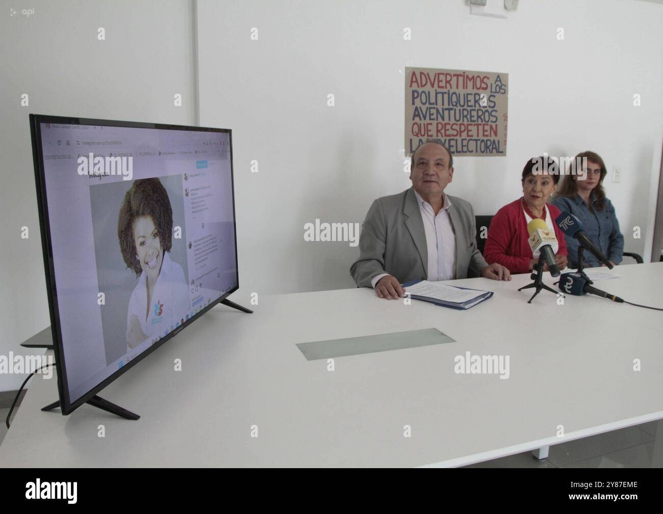 Octobre 03 Colectivo Ciudadano Abraham Heredia, Ida Paez et Yahaira Vasquez ont dénoncé une possible fraude électorale par l'Assemblée Paola Cabezas QUITO PICHINCHA ECUADOR POL INFRACCIONELECTORAL 7d36f1620a8687d5aeda80ba859a0e02 Copyright : xHENRYxLAPOx Banque D'Images