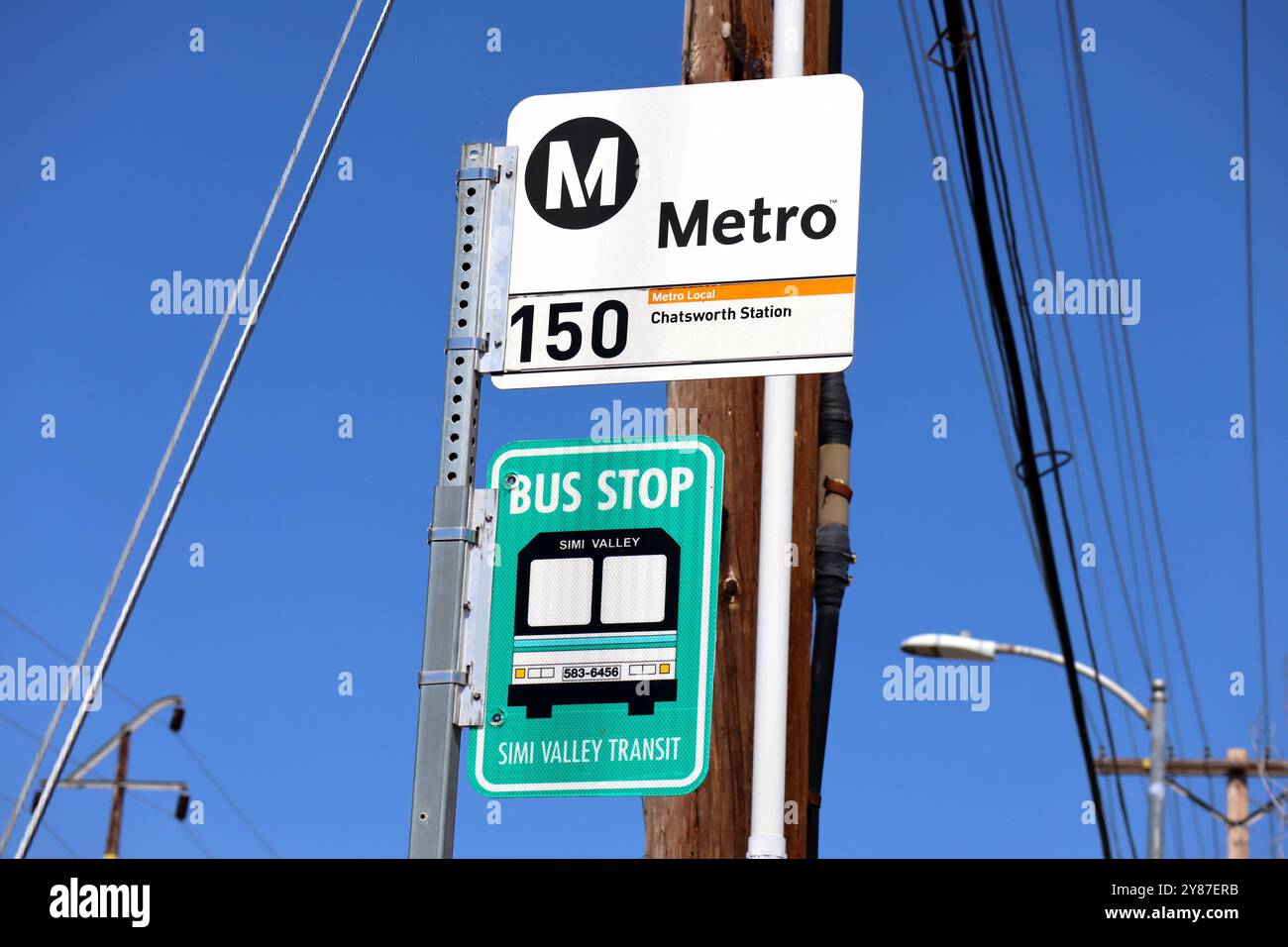 Los Angeles, Californie : Simi Valley transit et LA Metro bus Stop Sign Banque D'Images