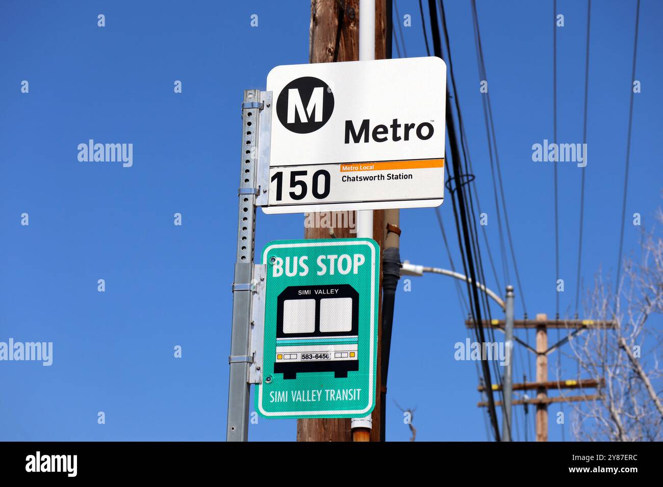 Los Angeles, Californie : Simi Valley transit et LA Metro bus Stop Sign Banque D'Images