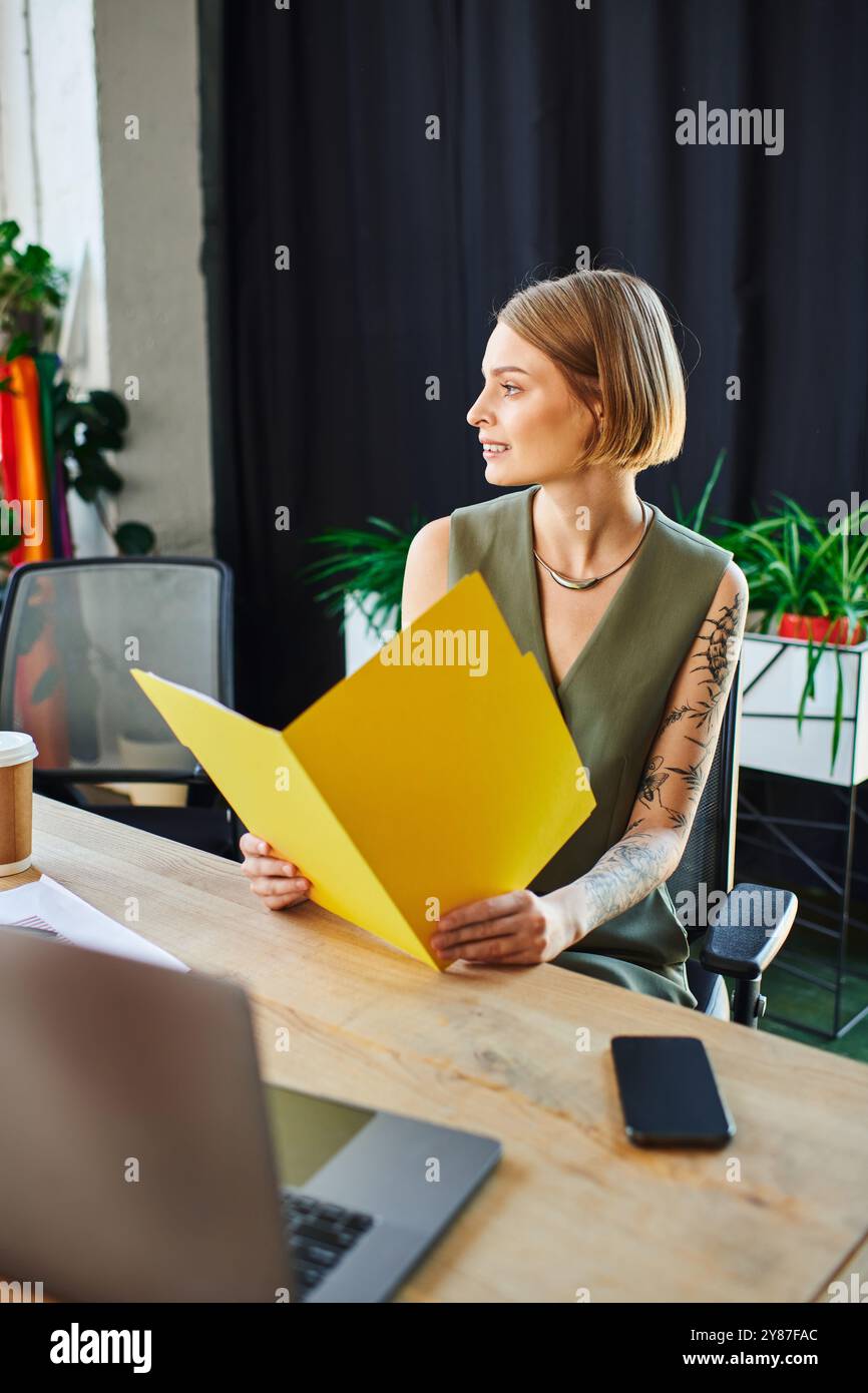 femme membre s'engage dans une séance de brainstorming avec des documents colorés et une atmosphère accueillante. Banque D'Images