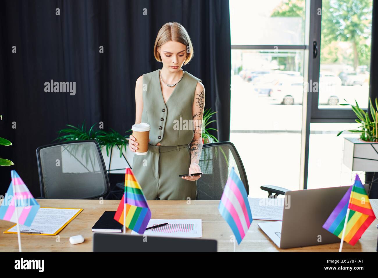 femme avec des drapeaux de fierté pour célébrer la diversité et collaborer. Banque D'Images