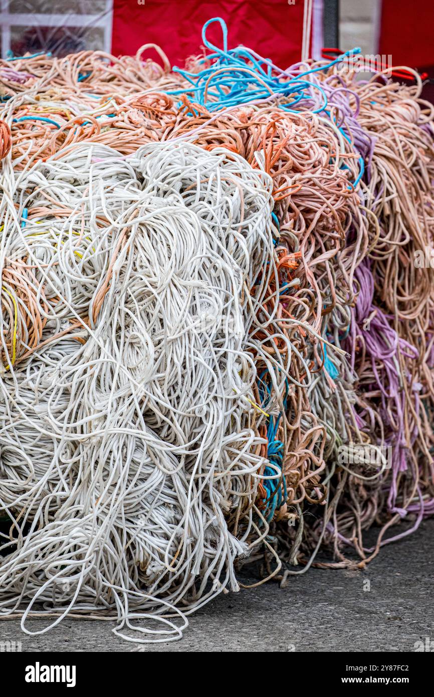 Ficelle colorée et enchevêtrée de presse agricole sur une palette prête à être envoyée au recyclage. Crédit John Rose/Alamy Banque D'Images