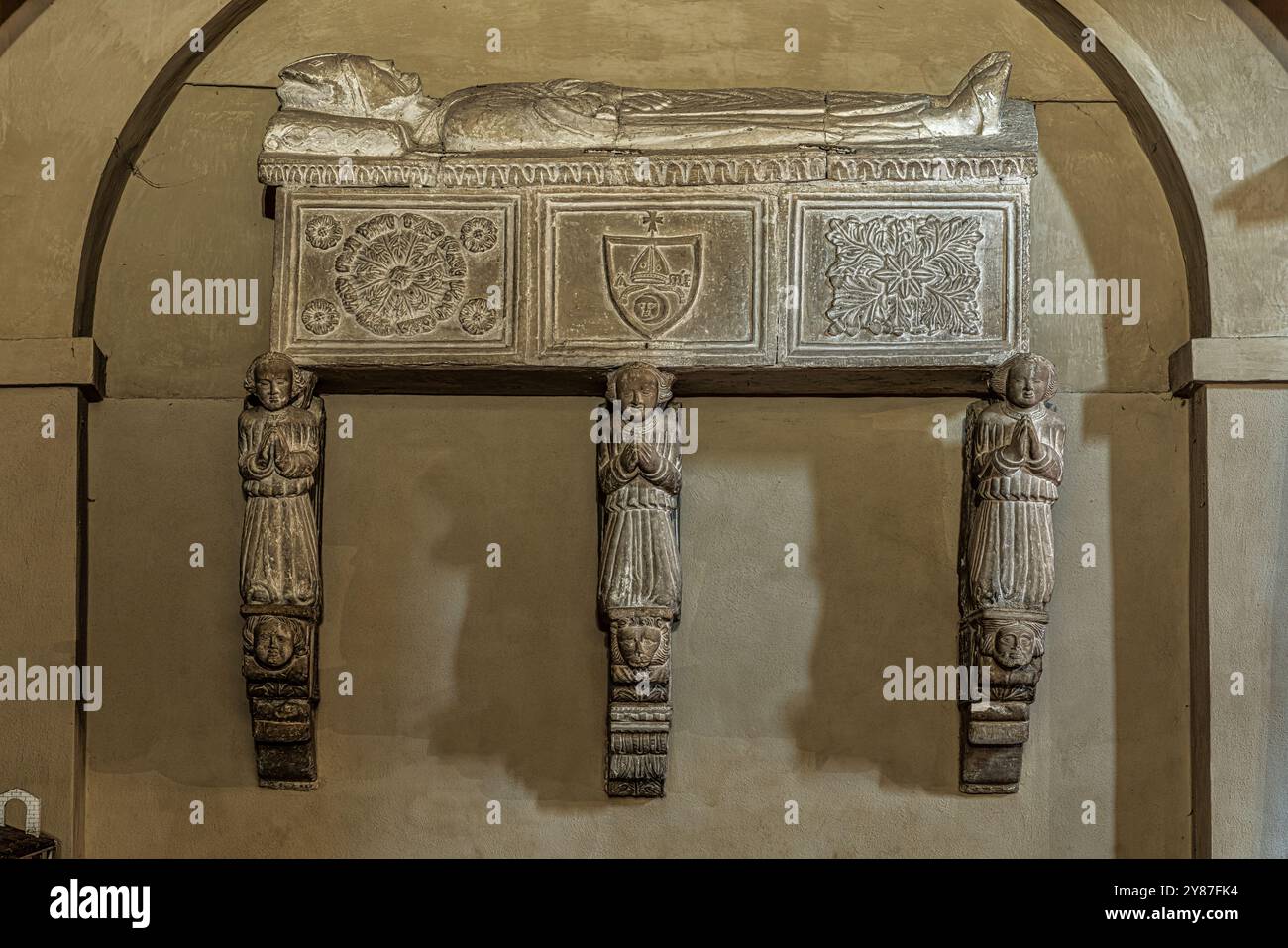 Sarcophage de l'évêque Buonamicizia de 1457 dans la collégiale de San Michele Arcangelo. Città Sant'Angelo, province de Pescara, Abruzzes Banque D'Images
