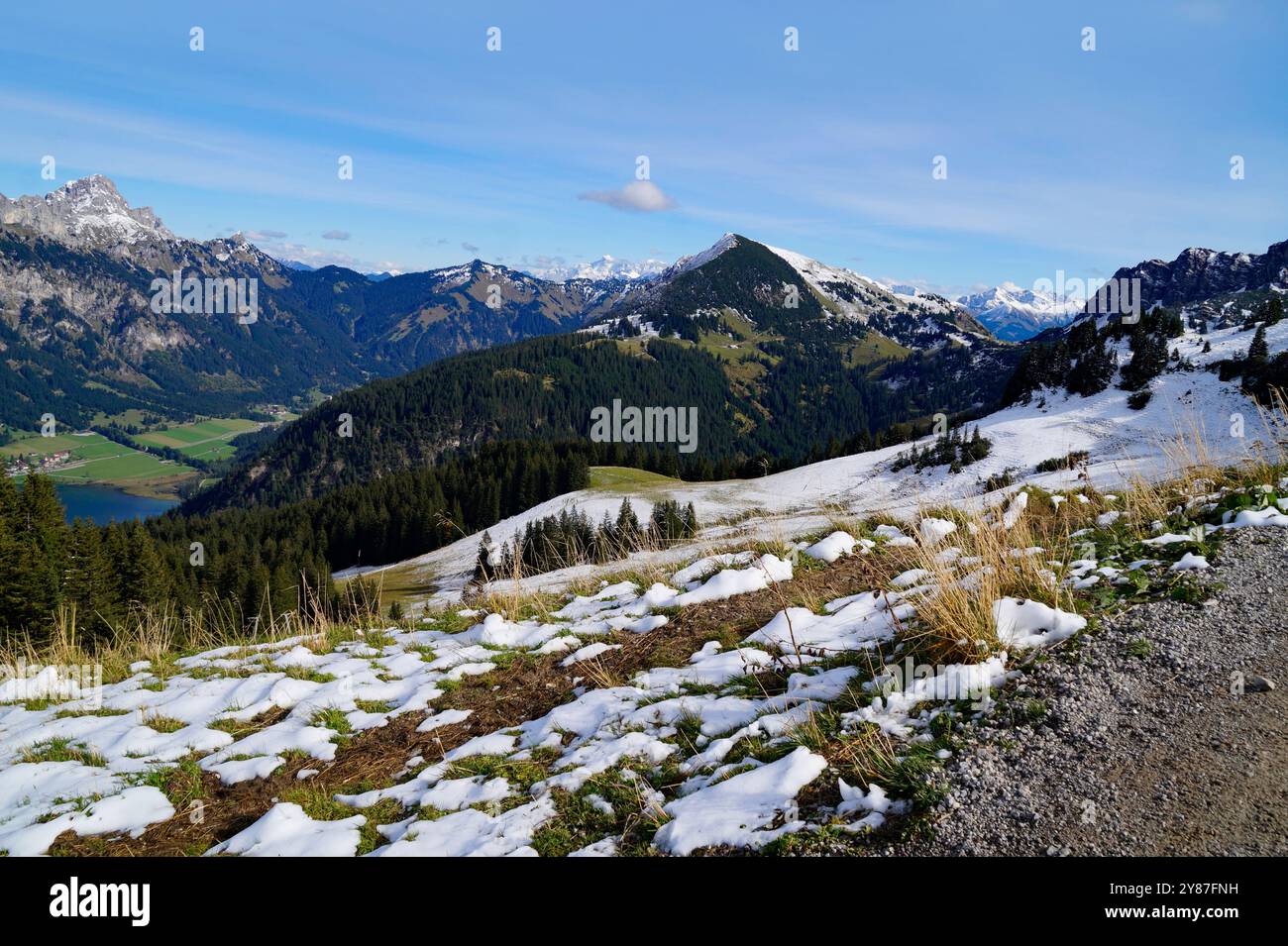 Panorama alpin enneigé des Alpes autrichiennes, de la montagne Neunerkoepfle, avec Haldensee en arrière-plan, Autriche, Tannheimer Tal Banque D'Images