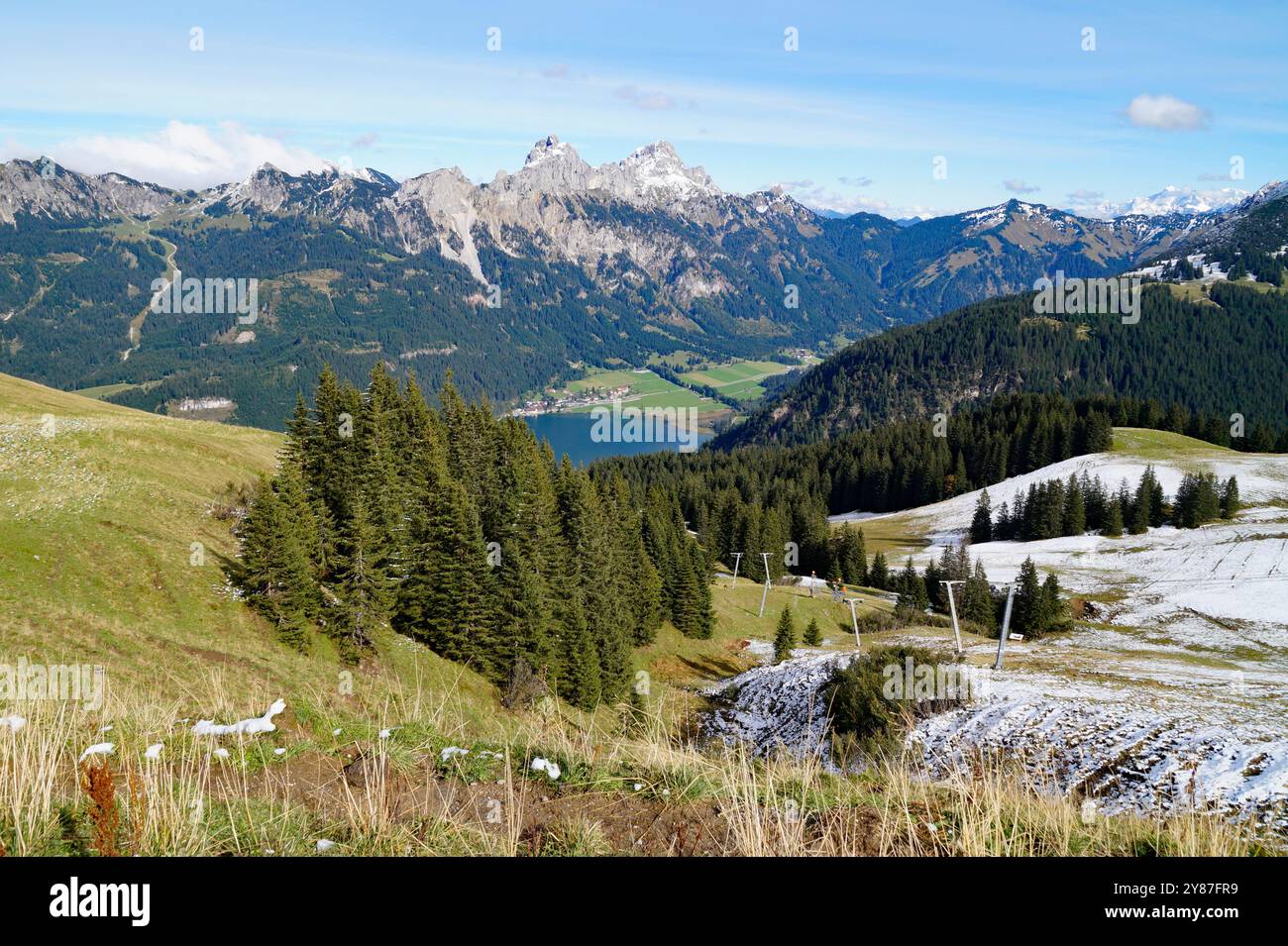 Panorama alpin enneigé des Alpes autrichiennes, de la montagne Neunerkoepfle, avec Haldensee en arrière-plan, Autriche, Tannheimer Tal Banque D'Images