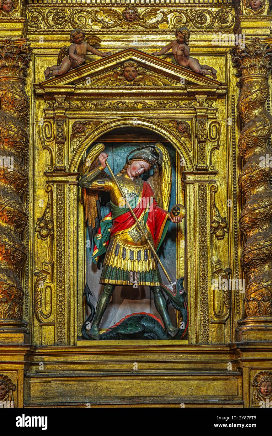 Sculpture en bois polychrome de Michel l'Archange du XIVe siècle dans la Collégiale de nouveaux Michel l'Archange. Abruzzes Banque D'Images