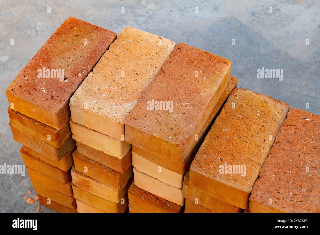 pile de briques sur le chantier de construction, la construction moderne utilise des briques dans la brique avec le contrôle de tous les processus de production, le secteur de la construction develo Banque D'Images