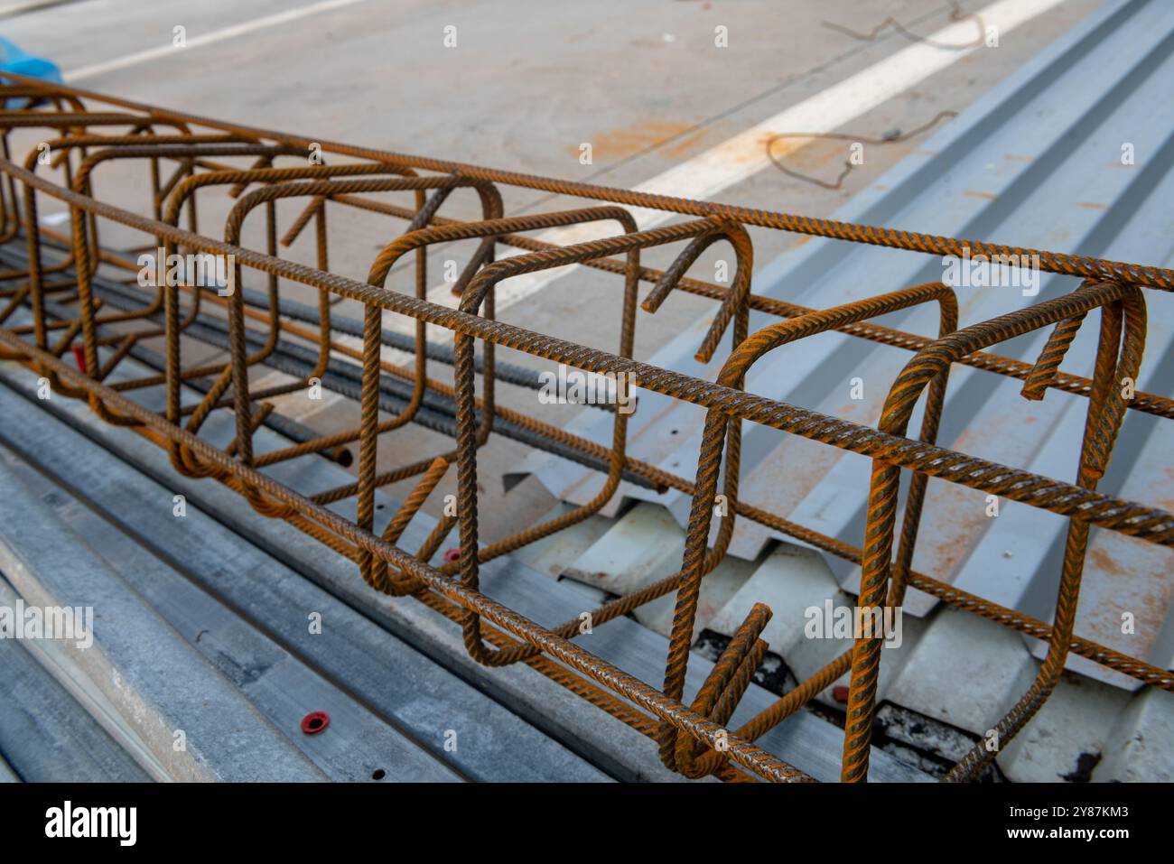 l'armature en béton armé est constituée de barres d'acier à adhérence améliorée, c'est-à-dire équipées d'une surface avec des nervures transversales réparties uniformément Banque D'Images