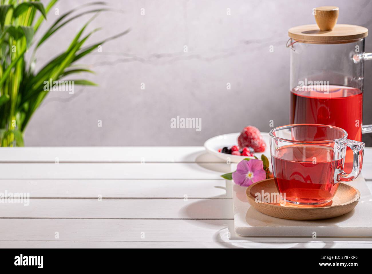 Infusion de fruits rouges en verre de cristal et pichet sur base en bois avec espace de copie. Banque D'Images