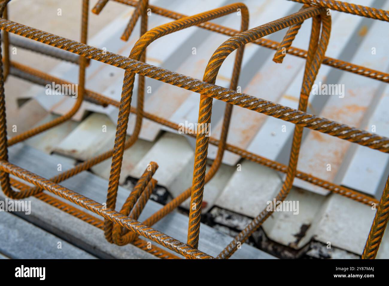 l'armature en béton armé est constituée de barres d'acier à adhérence améliorée, c'est-à-dire équipées d'une surface avec des nervures transversales réparties uniformément Banque D'Images