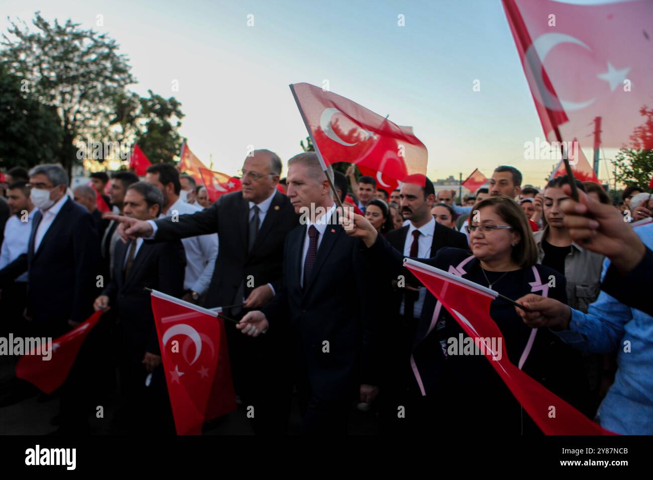 Gaziantep, Turquie. 15 juillet 2022. Les citoyens turcs se rassemblent sur la place de la démocratie de la ville turque de Gaziantep hissant le drapeau national et écoutant depuis un écran le président turc se souvenir de la bravoure du pays lors de la tentative de coup d'État du 15 juillet 2016. Le président Recep Tayyip Erdoğan a prononcé un discours lors d'une cérémonie sur la place Saraçhane à Istanbul pour commémorer les personnes tuées lors du coup d'État vaincu le 15 juillet 2016. Depuis la tentative de coup d'État, le 15 juillet a été désigné « Journée de la démocratie et de l'unité nationale ». Banque D'Images