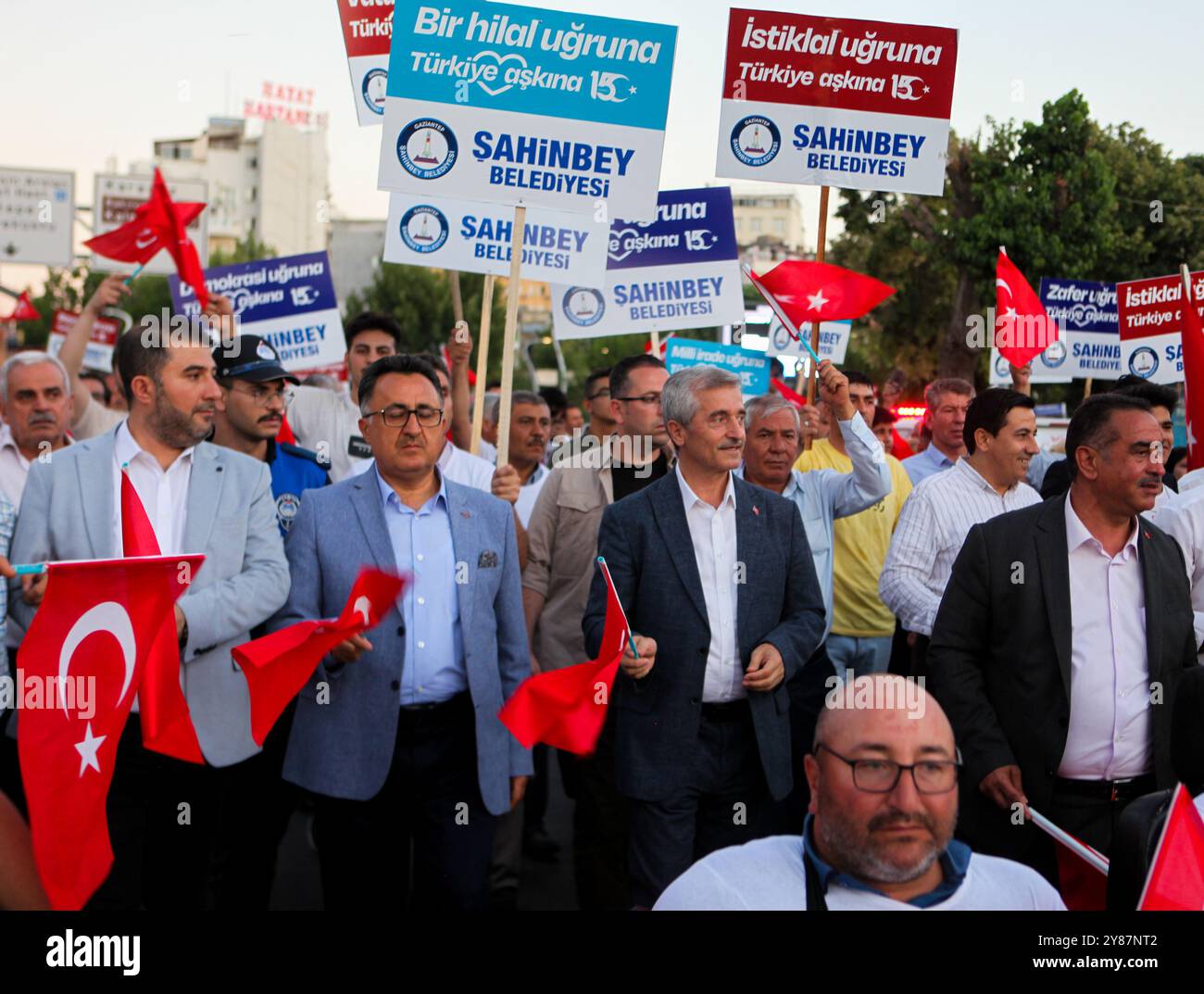 Gaziantep, Turquie. 15 juillet 2022. Les citoyens turcs se rassemblent sur la place de la démocratie de la ville turque de Gaziantep hissant le drapeau national et écoutant depuis un écran le président turc se souvenir de la bravoure du pays lors de la tentative de coup d'État du 15 juillet 2016. Le président Recep Tayyip Erdoğan a prononcé un discours lors d'une cérémonie sur la place Saraçhane à Istanbul pour commémorer les personnes tuées lors du coup d'État vaincu le 15 juillet 2016. Depuis la tentative de coup d'État, le 15 juillet a été désigné « Journée de la démocratie et de l'unité nationale ». Banque D'Images