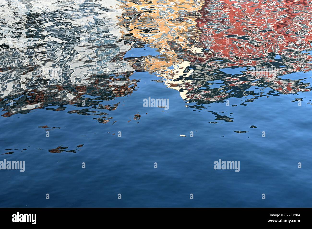 Réflexion de couleur sur la surface de l'eau, fond abstrait. Banque D'Images