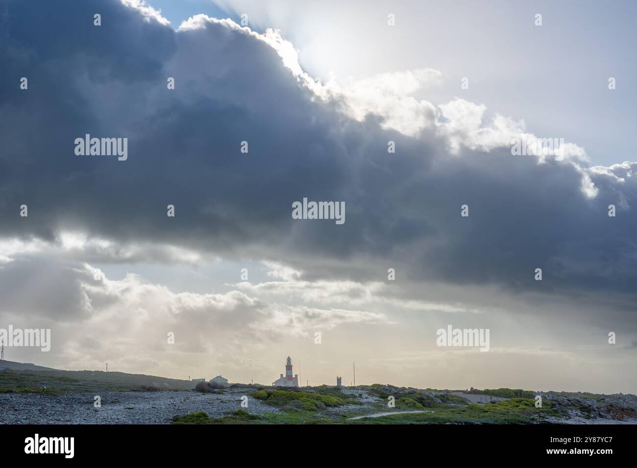 Phare du cap Agulhas, la pointe sud géographique de l'Afrique et le début de la ligne de démarcation traditionnelle entre l'Atlantique et l'O indien Banque D'Images