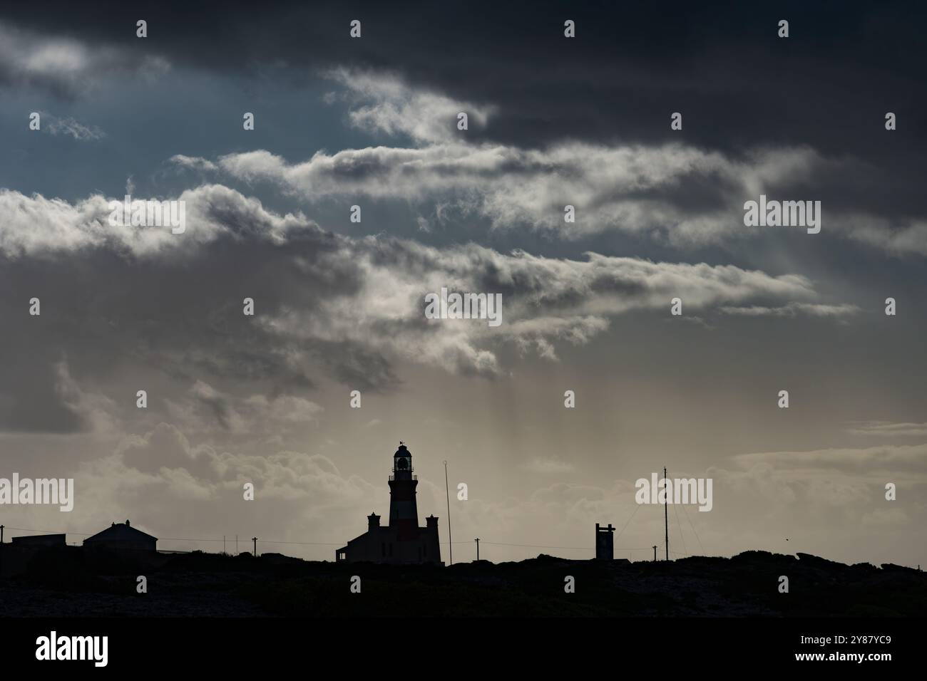 Phare du cap Agulhas, la pointe sud géographique de l'Afrique et le début de la ligne de démarcation traditionnelle entre l'Atlantique et l'O indien Banque D'Images