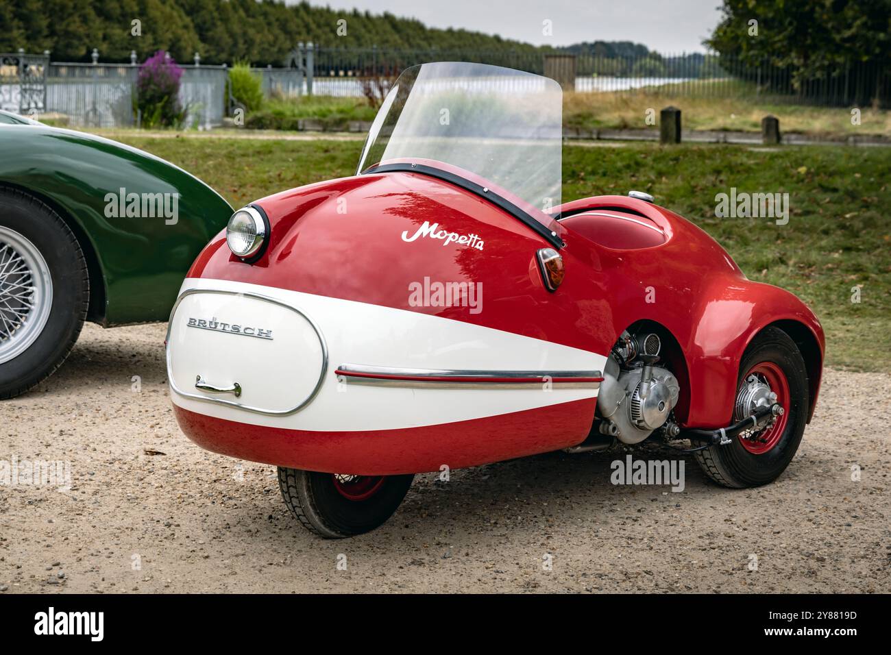 Microcar allemande classique BRUTSCH MOPETTA 1956-1958, avec corps en fibre de verre et moteur BIT à deux temps. Concours d'élégance 2024, Hampton court. Banque D'Images