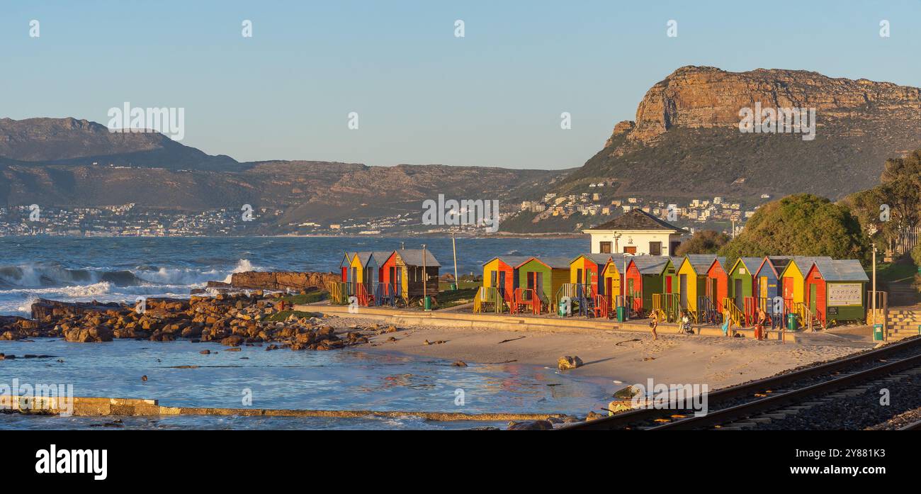 Cape Town, Afrique du Sud - 31 août 2022 : maisons de plage colorées, ou cabanes de plage, à St James Beach , près de Muizenberg Beach, Cape Town, Afrique du Sud Banque D'Images