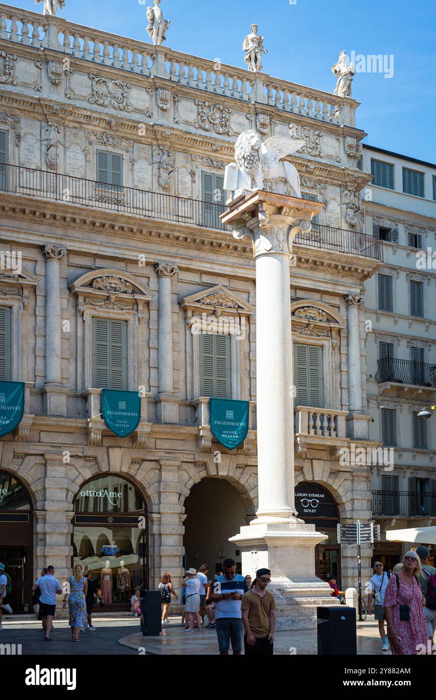 Statue avec lion devant le palais Maffei dans la partie historique de Vérone, au nord de l'Italie. Banque D'Images