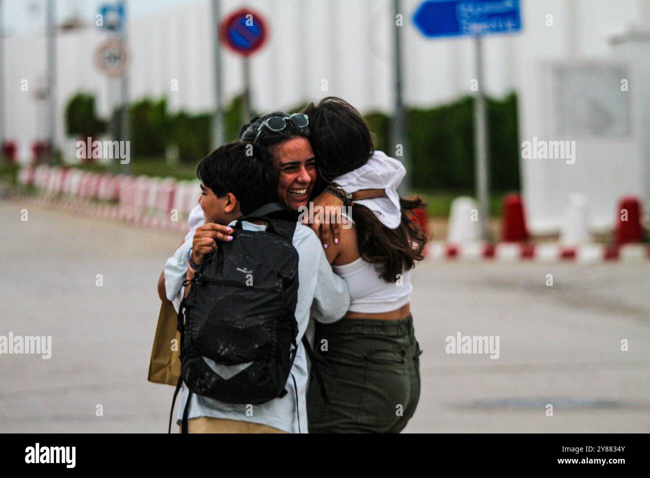 Tunis, Tunisie. 03 octobre 2024. Les Tunisiens arrivent à l'aéroport de Tunis Carthage après avoir quitté le Liban. Des ressortissants étrangers ont fui le Liban jeudi alors que les gouvernements du monde entier exhortaient leurs citoyens à sortir suite à l’intensification des bombardements israéliens de la capitale Beyrouth. Les autorités tunisiennes ont pu évacuer certains de leurs citoyens du Liban malgré un certain retard dans le chaos causé par l'escalade de l'offensive militaire israélienne dans le pays Banque D'Images