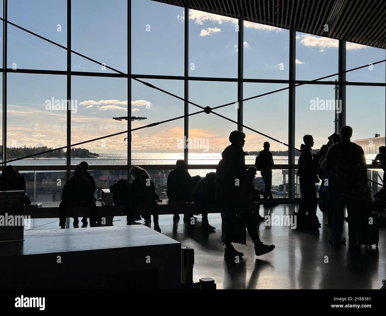 Personnes en attente de leur Eckero Line Ferry de Helskinki à Tallinn arive au terminal 2 du ferry Helsinki, Helsinki, Finlande Banque D'Images