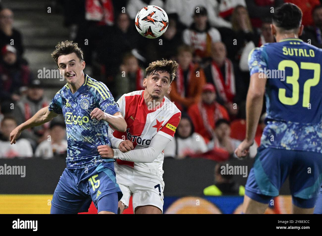 Prague, République tchèque. 03 Oct, 2024. L-R Youri Baas (Ajax) et Mojmir Chytil (Slavia) en action lors du match de 2e tour de Football Europa League SK Slavia Prague vs Ajax Amsterdam à Prague, République tchèque, le 3 octobre 2024. Crédit : Ondrej Deml/CTK photo/Alamy Live News Banque D'Images