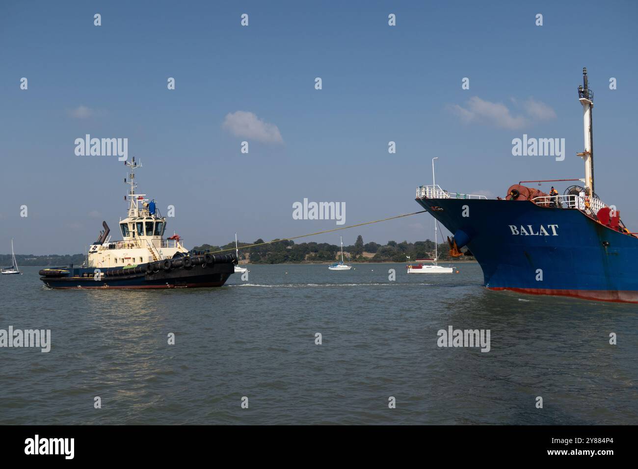 Remorqueur soutenant le cargo balat de 132 m de long le long de la rivière Orwell entre Felixstowe et Ipswich Suffolk Angleterre Banque D'Images