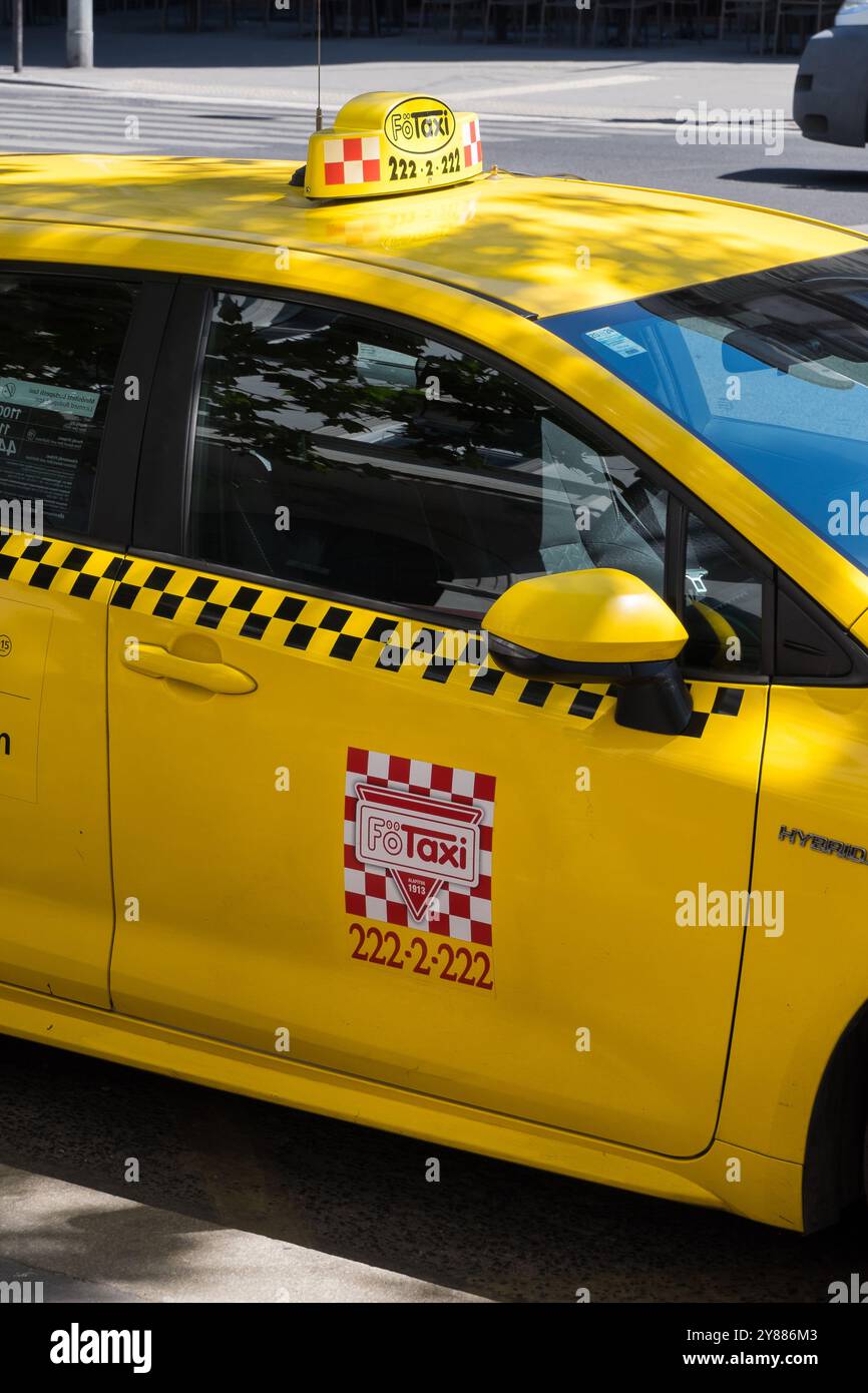 Taxi jaune dans le centre-ville urbain de Budapest, Hongrie Banque D'Images
