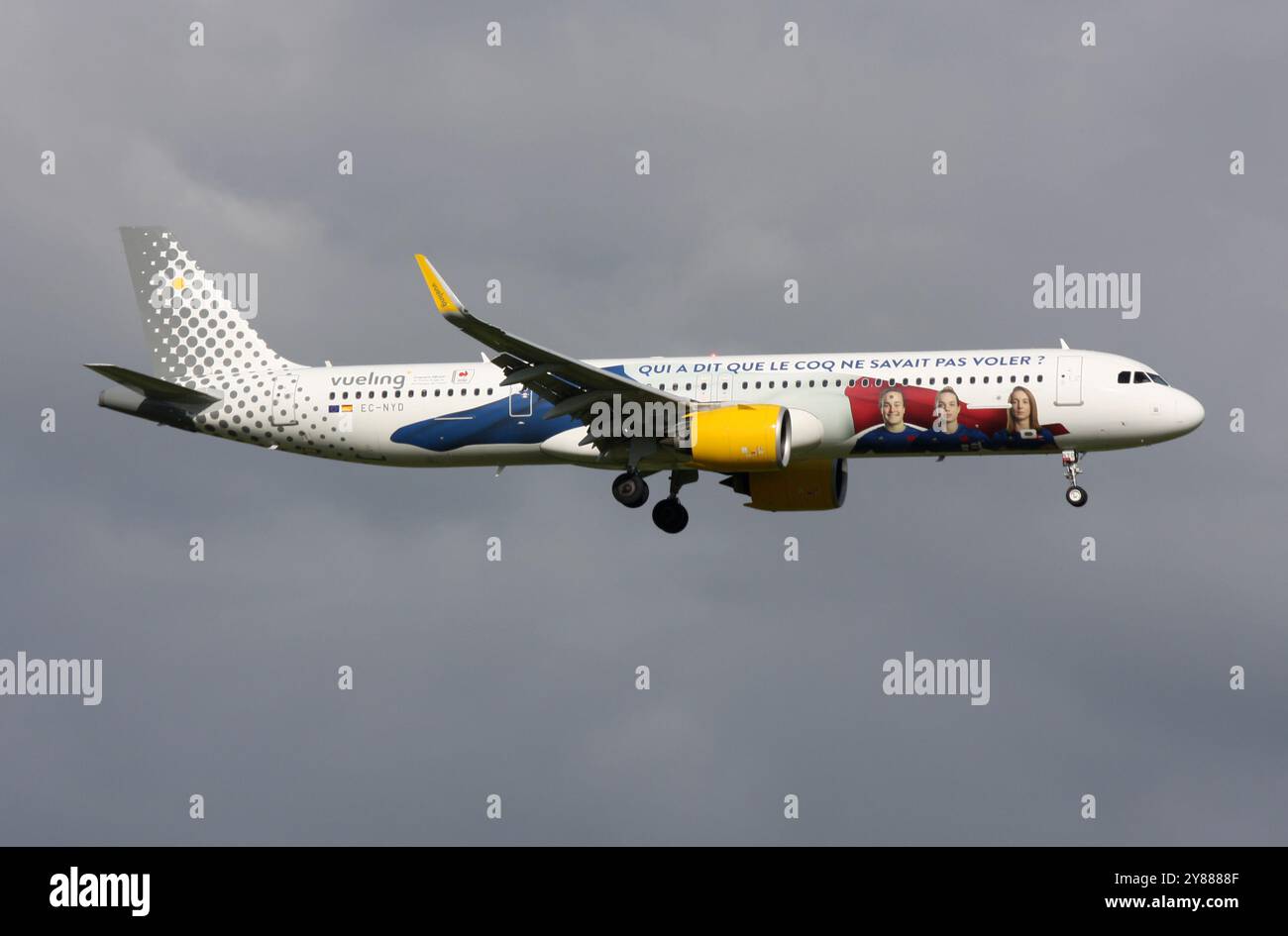 Un Airbus A321 Neo de Vueling dans une livrée spéciale de la Fédération française de rugby approche de Gatwick Banque D'Images