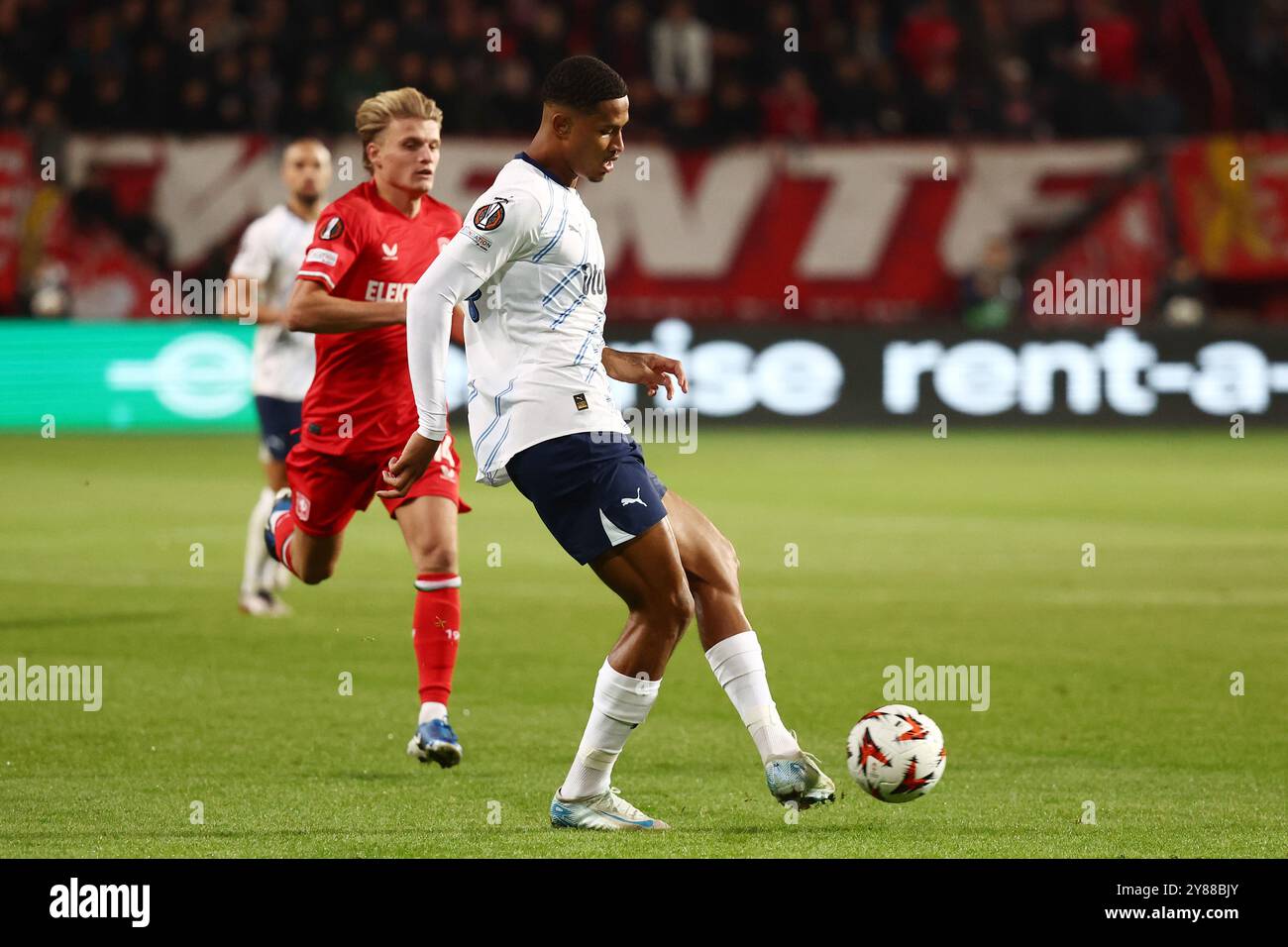 ENSCHEDE - Jayden Oosterwolde de Fenerbahce SK lors du match de l'UEFA Europa League entre le FC Twente et Fenerbahce au Stadion de Grolsch Veste le 3 octobre 2024 à Enschede, pays-Bas. ANP VINCENT JANNINK Banque D'Images