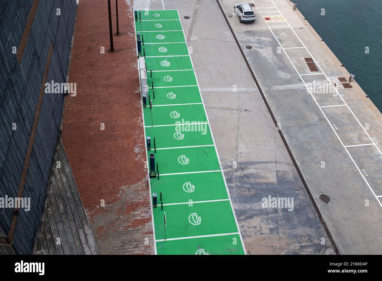 Vue de dessus d'une station de charge de véhicule électrique. Banque D'Images