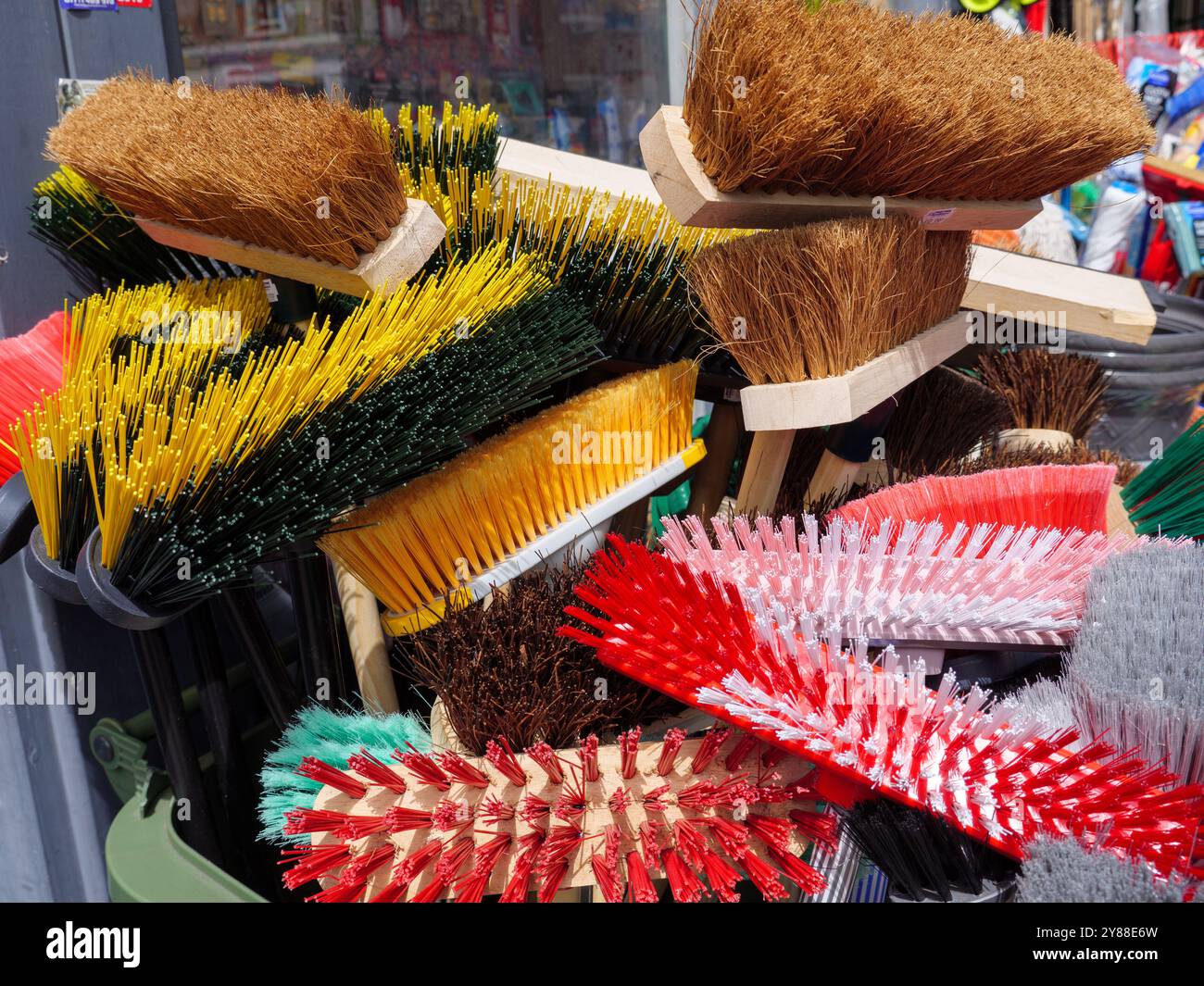 Balais et brosses en vente dans un magasin vendant des articles ménagers généraux et des produits de nettoyage, Royaume-Uni Banque D'Images